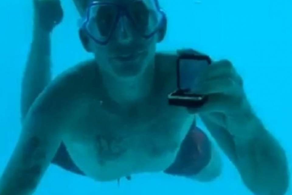Chiede la mano all'amata sott'acqua, non riemerge più