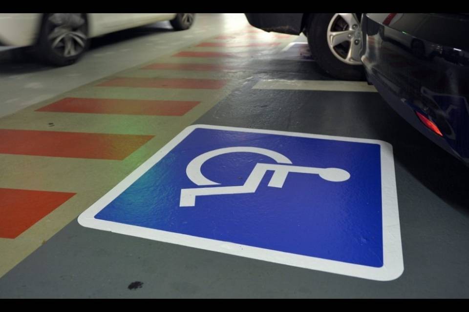 Occupa il posto di un disabile: ticinese multata a Como