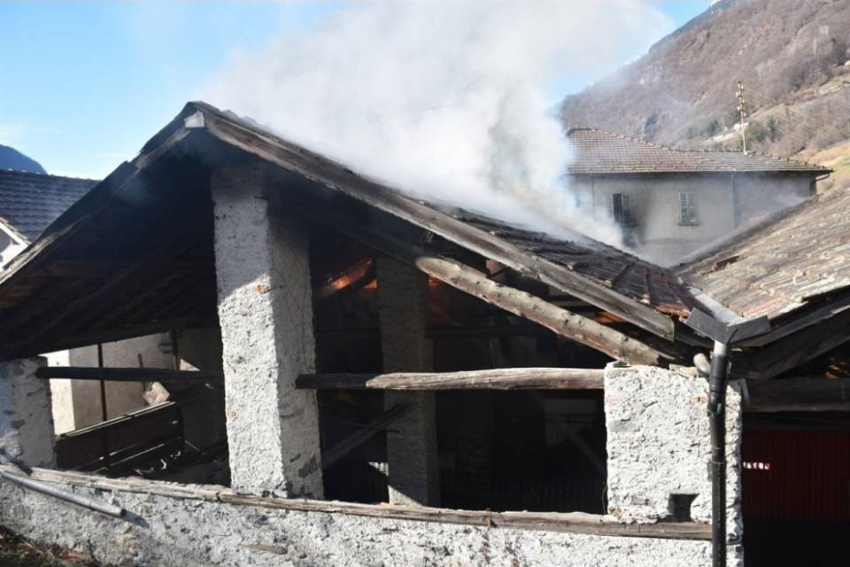 Roveredo, in fiamme una vecchia segheria