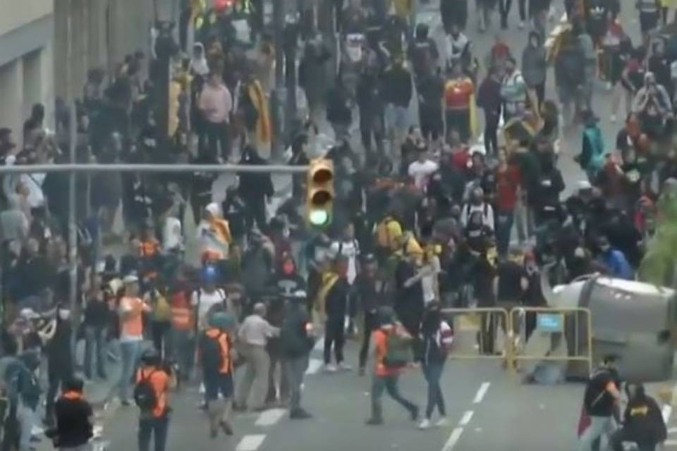 Barricate e scontri, i separatisti paralizzano Barcellona