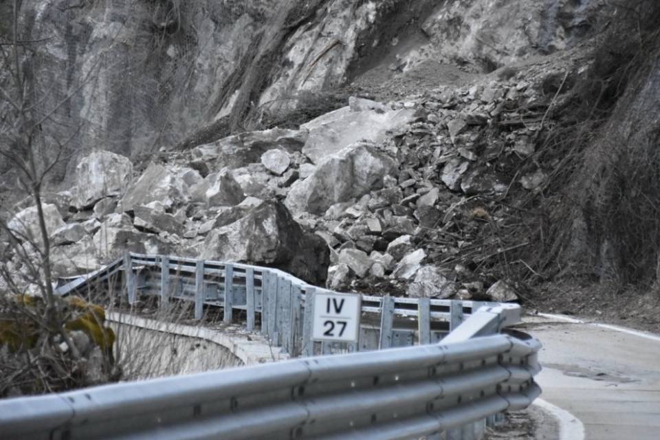 Frana travolge un'auto, morti due ticinesi