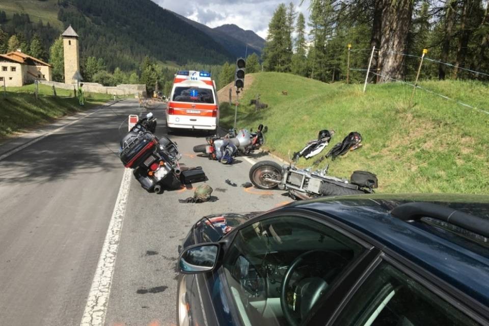 Auto contro tre motociclisti