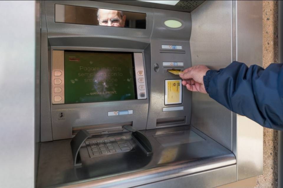 Il nuovo 100 franchi blocca i Postomat
