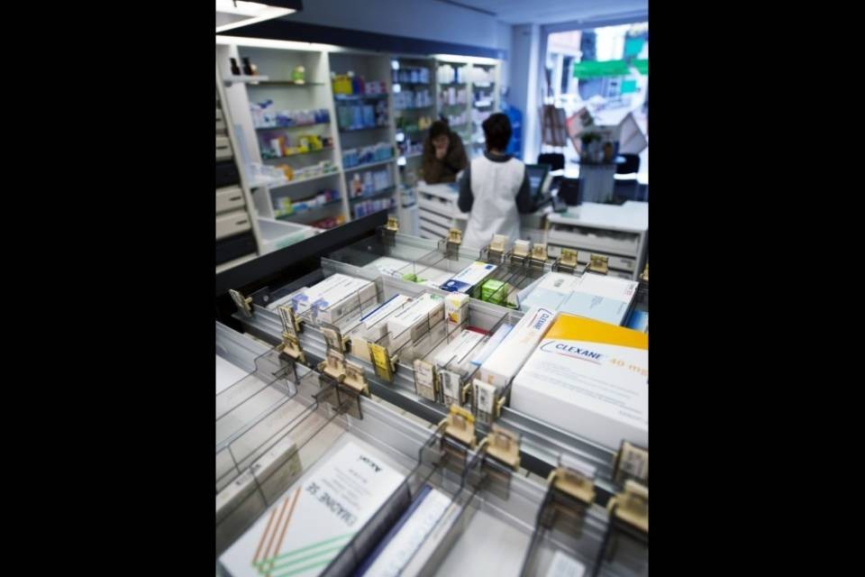 Medicinali salvavita introvabili, comaschi in coda nelle farmacie ticinesi