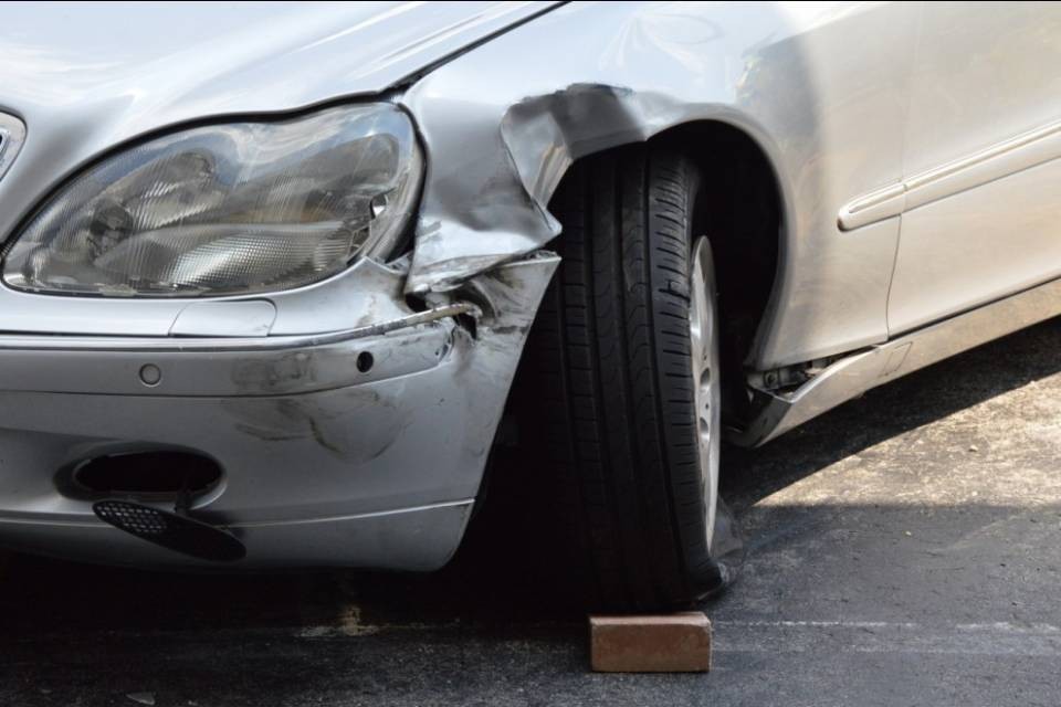 Scontro tra due auto ad un incrocio a Mendrisio, due feriti