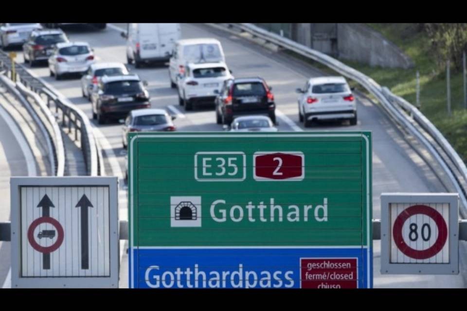 Lunghe code al Gottardo