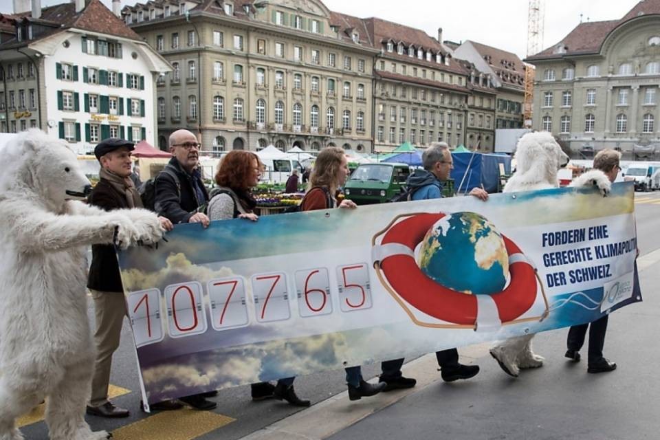 Centinaia in piazza a Berna per l'Allarme Clima