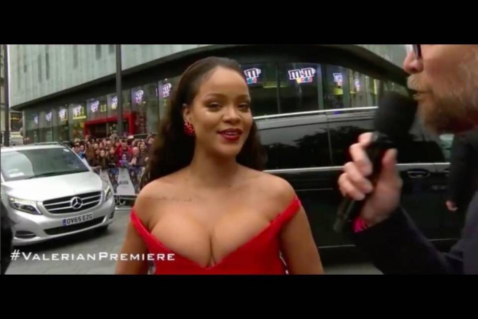 Tutti gli occhi sulla scollatura di Rihanna
