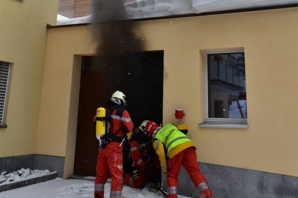 Incendio in un'officina a Davos, danni ingenti