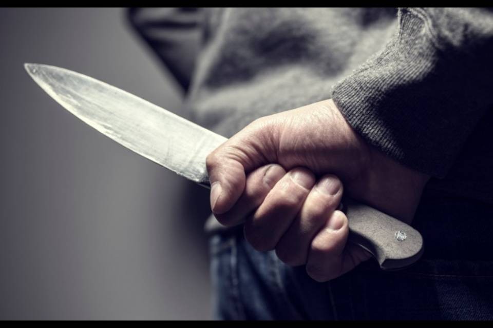 Infligge 46 coltellate alla moglie, 10 anni di carcere