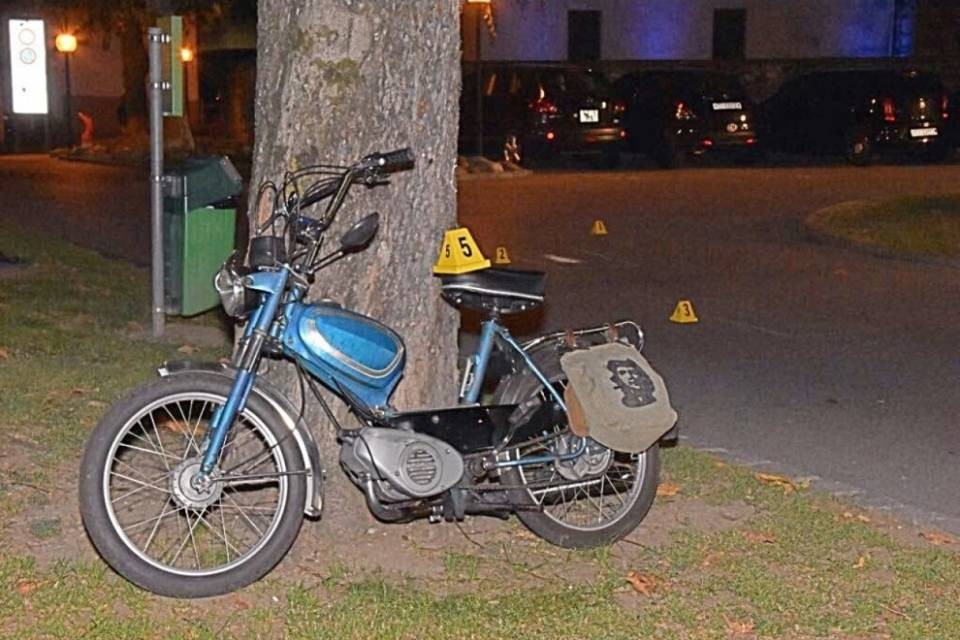 Scontro frontale con un'auto. Motociclista in pericolo di vita