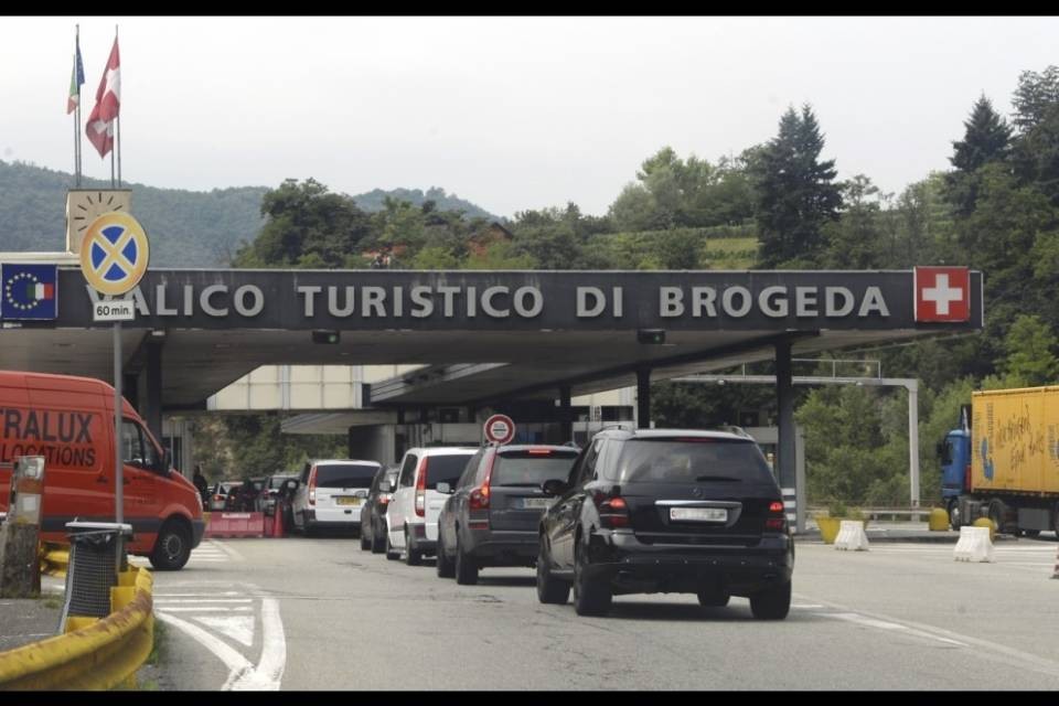 Oltre 12 kg di eroina nell'auto, arrestato