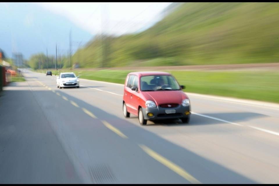 Un anno senza patente per un 69enne pirata della strada
