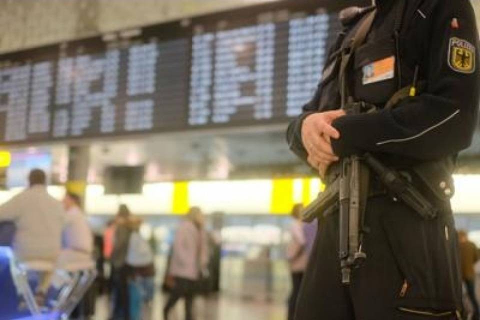 Hannover, sospesi tutti i voli nello scalo tedesco