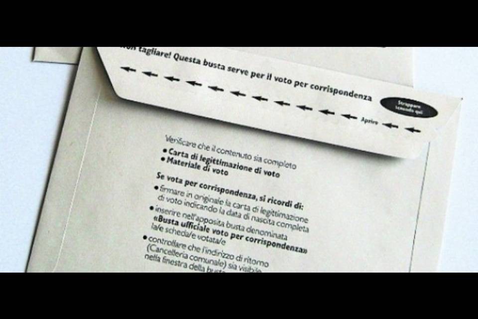 Basta francobolli, ma meno uffici elettorali