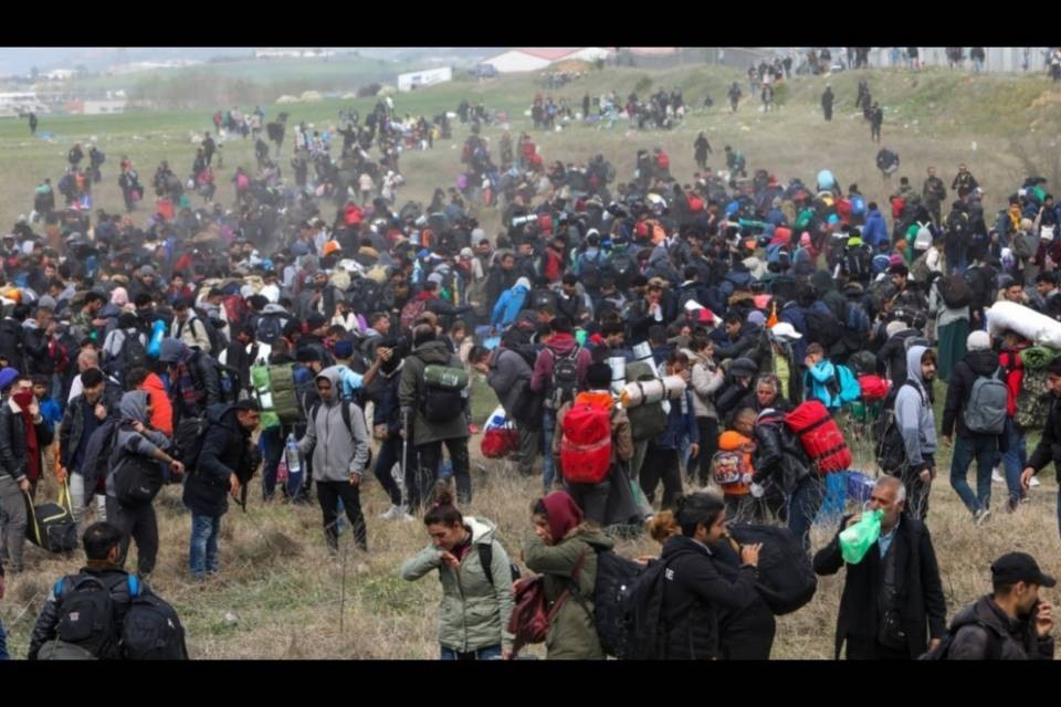 Migranti: lacrimogeni al confine greco-turco
