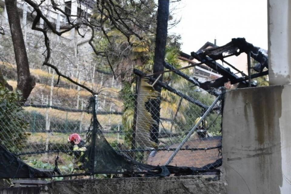 Incendio in una baracca vicino ad una casa a Sementina