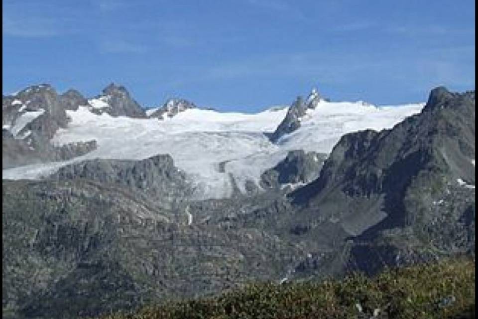 Val d'Aosta, elicottero contro un aereo: 5 morti, 2 dispersi e 2 feriti