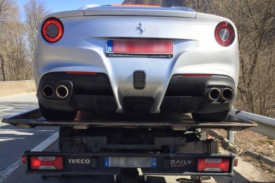 Sequestrata la Ferrari a uno svizzero: "Tenetevela"