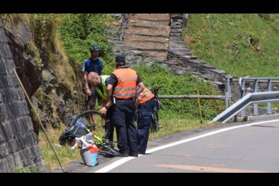 Cade in bici, serie ferite per una ciclista