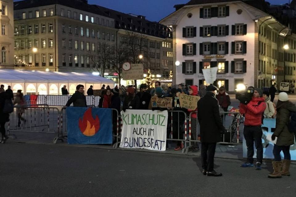 Attivisti per il clima manifestano davanti a Palazzo Federale