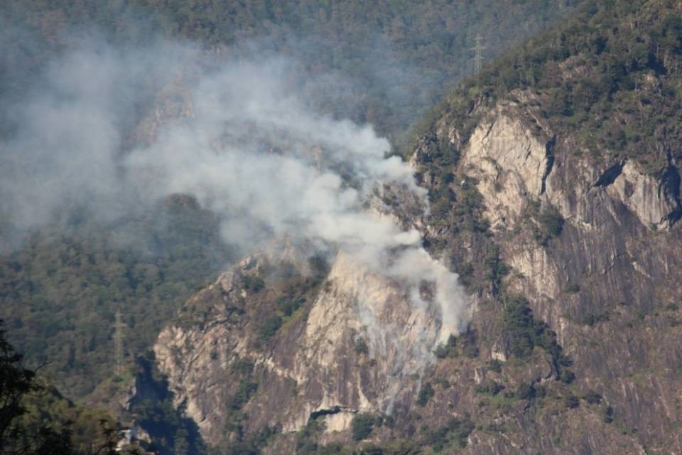 Brucia un bosco a Ponte Brolla