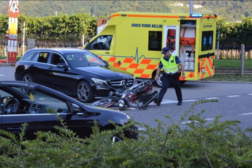 Due auto ed una moto coinvolte in un incidente a Camorino: ferito il centauro