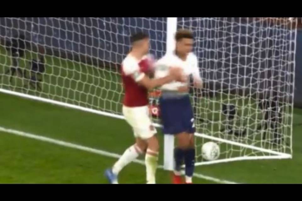 Emery lo arretra, Alli lo provoca e allora Xhaka perde le staffe