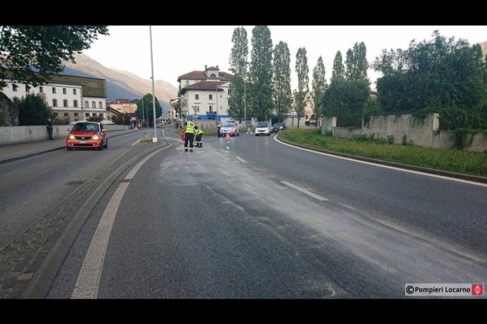 Furgone rompe la coppa dell'olio, intervengono i Pompieri