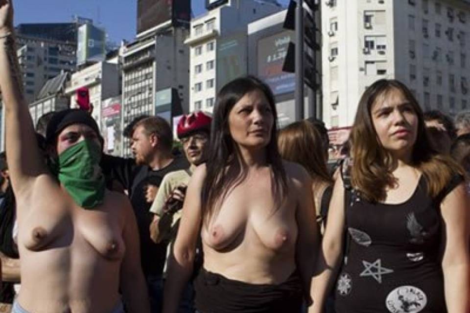 Argentina: in centinaia a difesa del topless