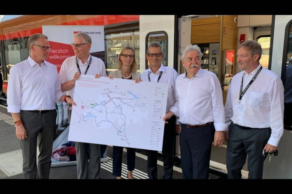 Treno diretto da Basilea/Zurigo verso Locarno con "Traverso"
