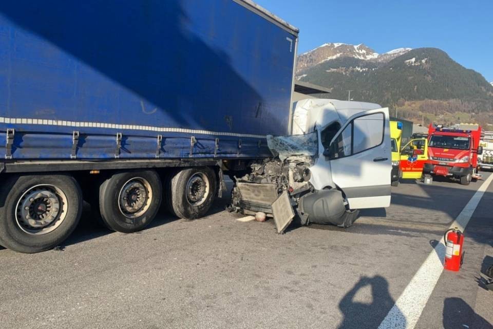 Non vede il camion fermo e lo tampona