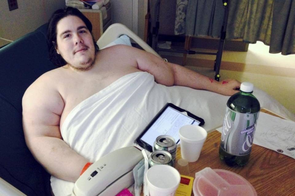 Pesa 336 kg, è pizza-dipendente, ma giura che dimagrirà