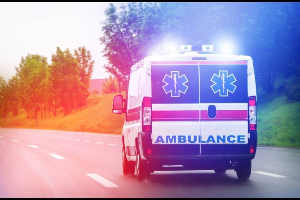 Segue l'ambulanza bruciando i semafori, denunciato