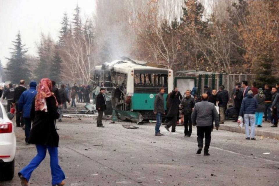 Turchia: autobomba contro bus soldati a Kayseri, 13 morti
