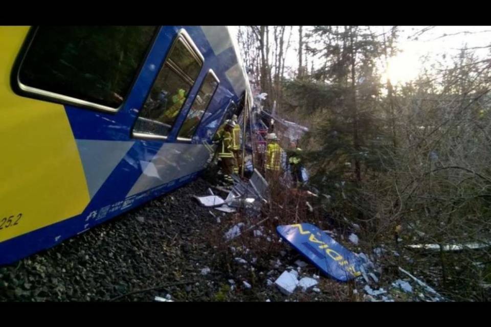 Dieci morti nello scontro tra due treni