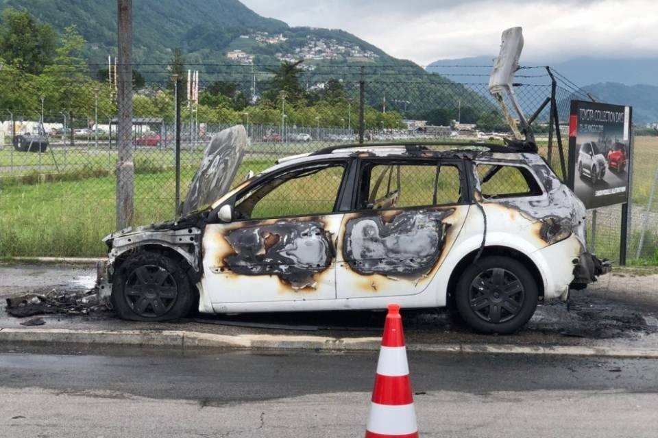 Auto in fiamme sulla cantonale ad Agno