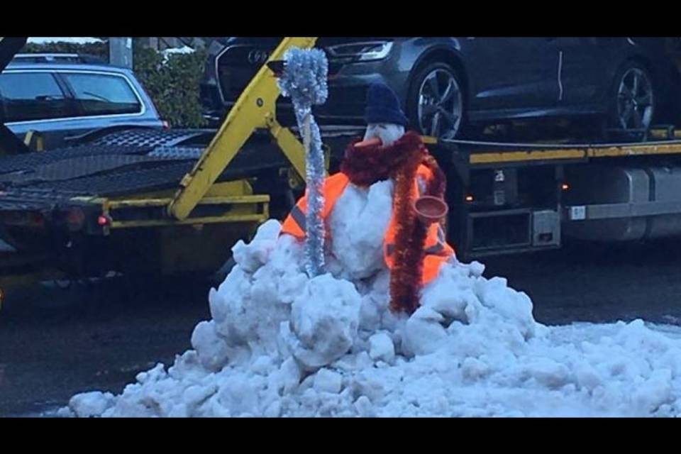 Bellinzona: spunta un operaio comunale molto particolare...