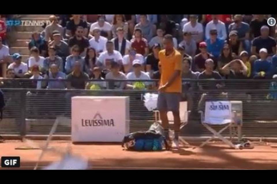 Tennis: Kyrgios lancia una sedia in campo, squalificato