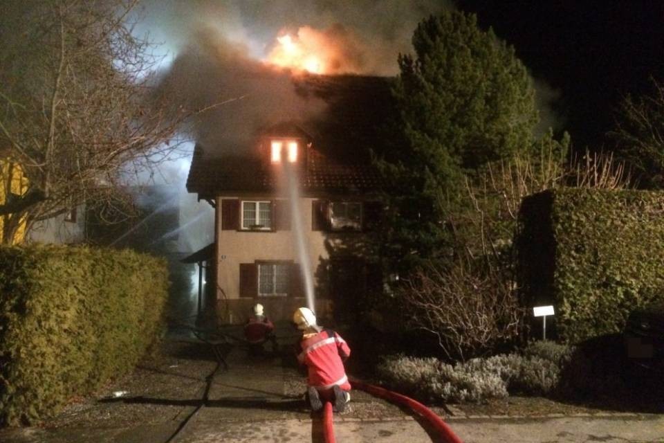 Casa plurifamiliare in fiamme, intossicata una 64enne