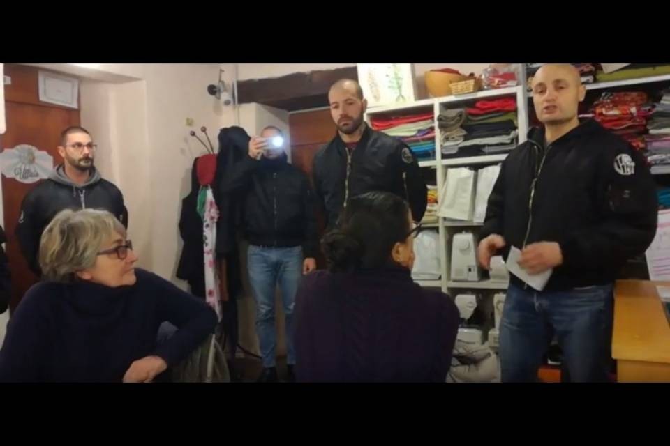 Gli skinheads di Como in un "presepe denuncia"