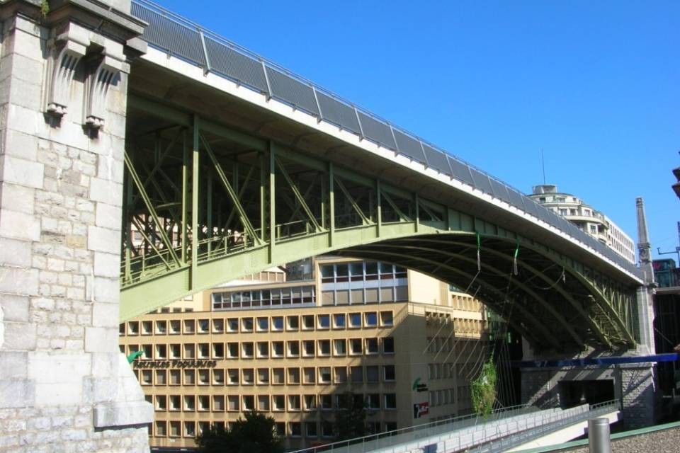 Le manifestanti bloccano un ponte a Losanna