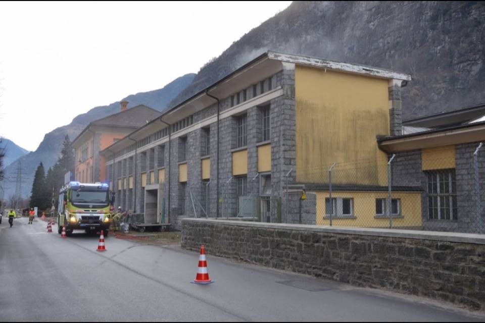 Fiamme in una zincheria a Bodio