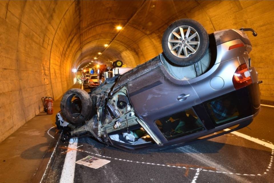 Macchina si rovescia in un tunnel a Davos