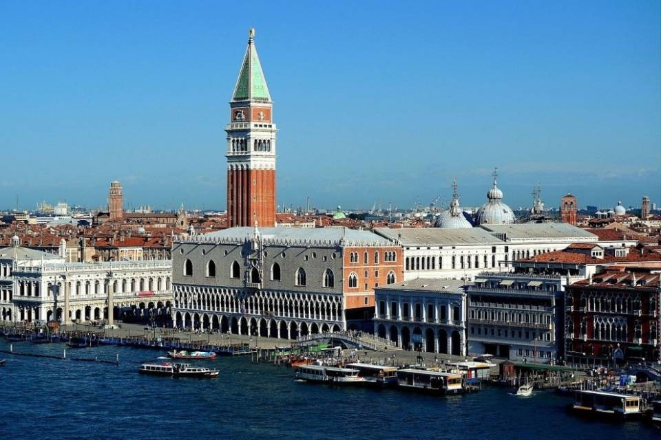 Venezia, tariffe più care per i turisti