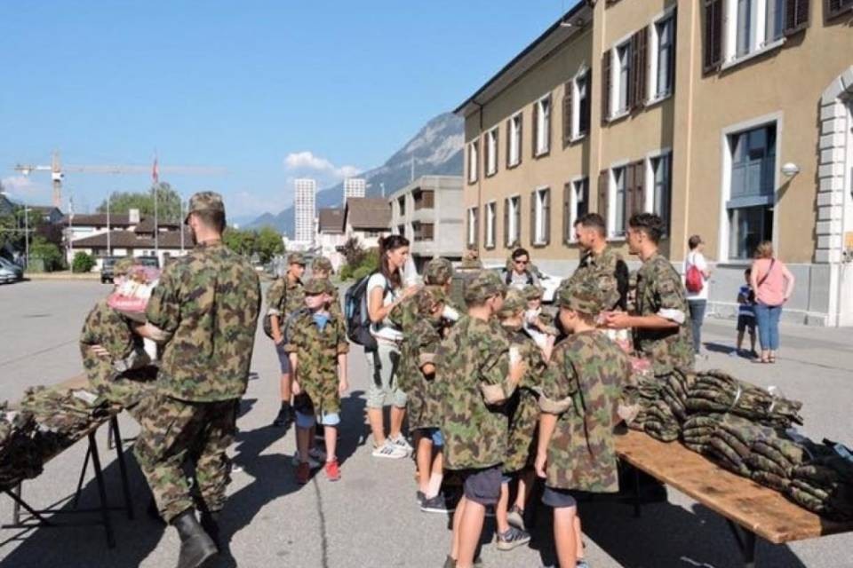 "Nella caserma di Coira si fa educazione paramilitare ai bambini"