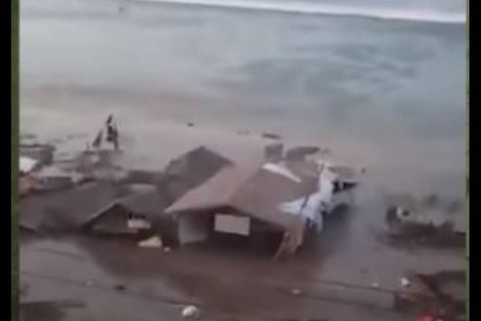 Tsunami in Indonesia, il bilancio sale a 384 vittime