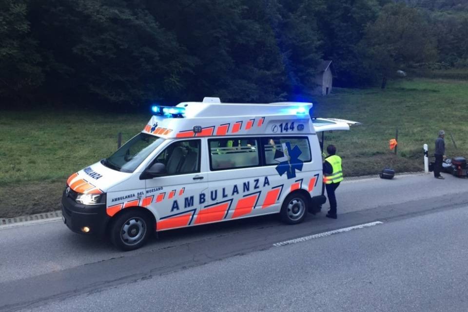 Esce di strada, centauro ferito a Lumino
