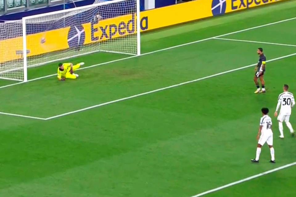 Depay spiazza Szczesny portando in vantaggio l’Olympique Lione al 12’.