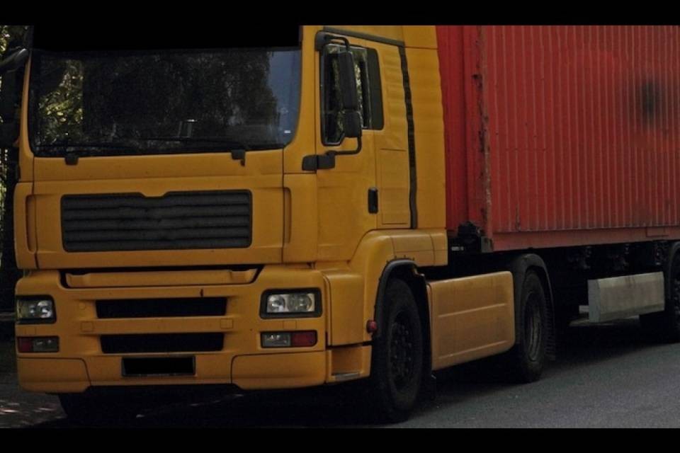Marchirolo: tir finisce fuori strada